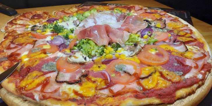 Maxi pizza o průměru 42 cm s až 12 ingrediencemi dle vašeho výběru