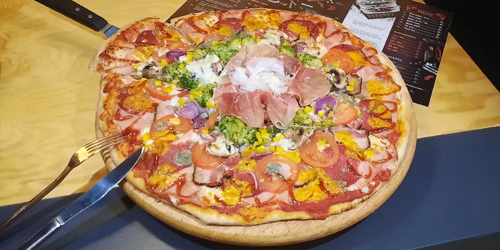 Maxi pizza o průměru 42 cm s až 12 ingrediencemi dle vašeho výběru