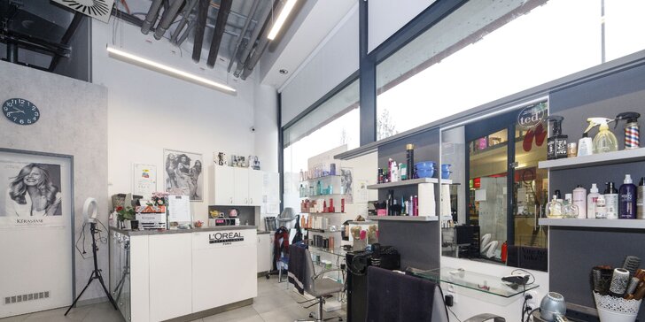 Barber v centru Hradce uvnitř OC Atrium: mytí, střih, foukaná a závěrečný styling vlasů