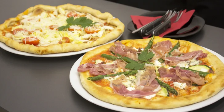 Pizza dle výběru: šunková, s nivou, slaninou, s mořskými plody i vegetariánská