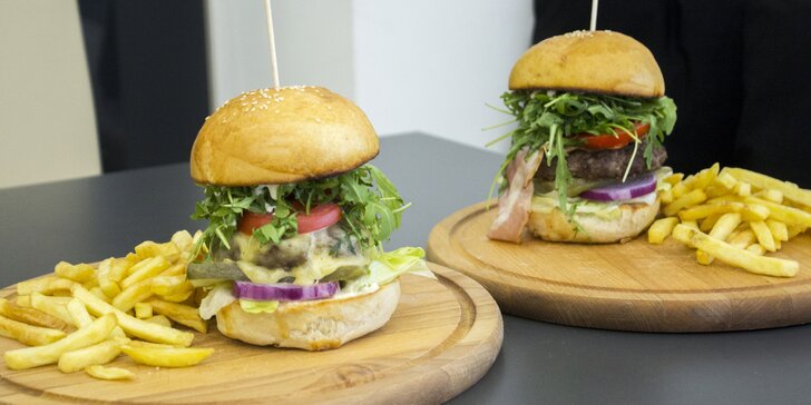 Burger pro 2 osoby dle výběru: hovězí a kuřecí maso i steak z lososa