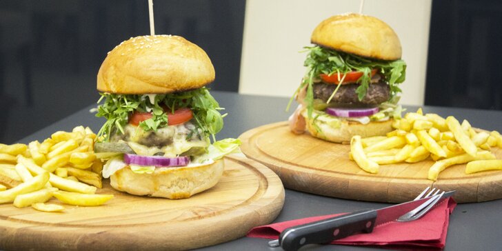 Burger pro 2 osoby dle výběru: hovězí a kuřecí maso i steak z lososa