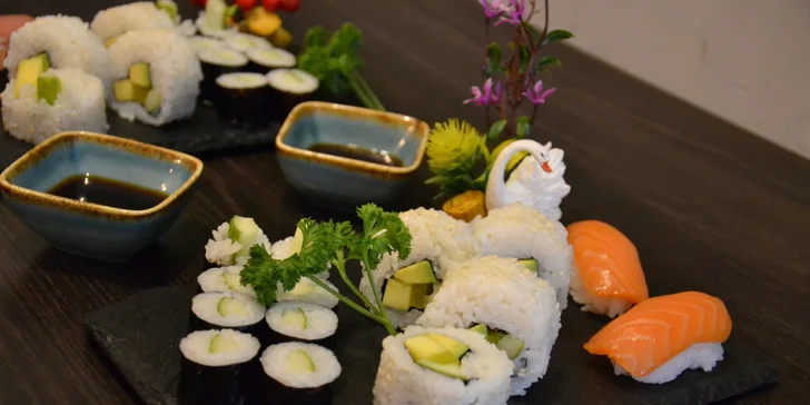 Sushi sety pro 2 osoby: restaurace v Pražské v centru Liberce, 20 až 48 kousků