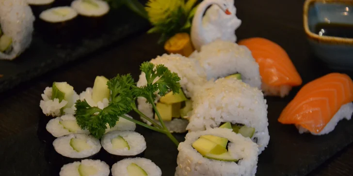 Sushi sety pro 2 osoby: restaurace v Pražské v centru Liberce, 20 až 48 kousků