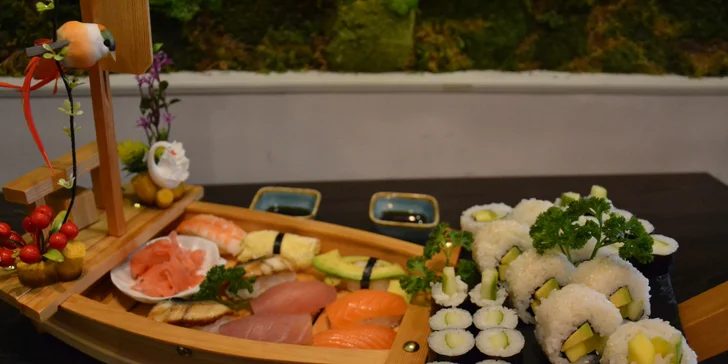 Sushi sety o 16–56 ks maki, nigiri a sashimi i s detoxikačním čajem: losos, mořský vlk, mušle, kreveta
