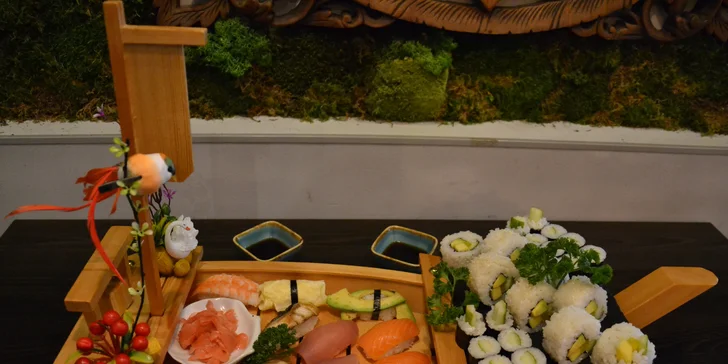 Sushi sety o 16–56 ks maki, nigiri a sashimi i s detoxikačním čajem: losos, mořský vlk, mušle, kreveta