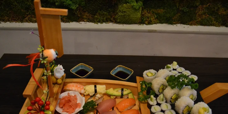 Sushi sety o 16–56 ks maki, nigiri a sashimi i s detoxikačním čajem: losos, mořský vlk, mušle, kreveta
