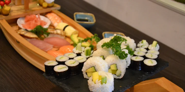 Sushi sety o 16–56 ks maki, nigiri a sashimi i s detoxikačním čajem: losos, mořský vlk, mušle, kreveta