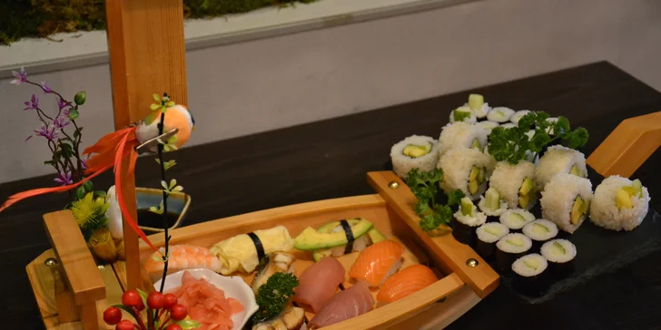 Sushi sety o 16–56 ks maki, nigiri a sashimi i s detoxikačním čajem: losos, mořský vlk, mušle, kreveta