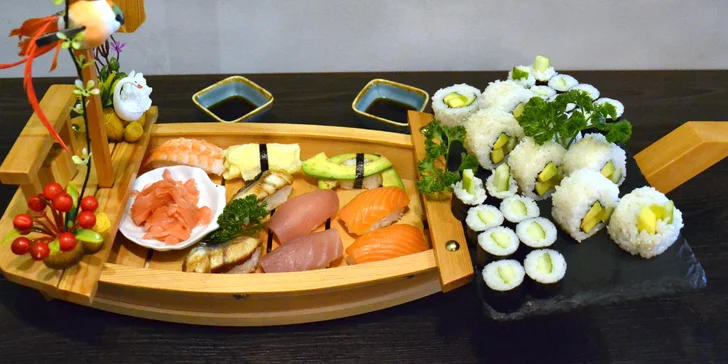 Sushi sety o 16–56 ks maki, nigiri a sashimi i s detoxikačním čajem: losos, mořský vlk, mušle, kreveta