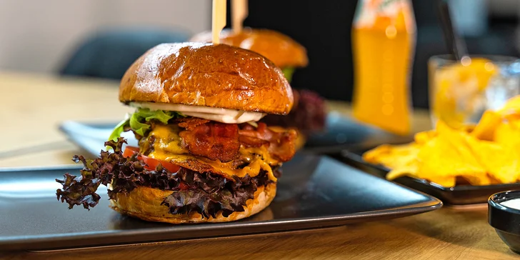 Dokonalá hostina: burger dle výběru z 5 druhů i s vodní dýmkou