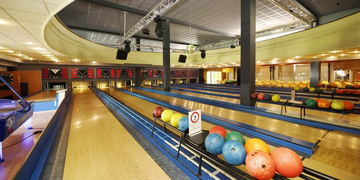 Dvě hodiny bowlingu až pro 8 hráčů a kilo kuřecích řízků s okurkami i pečivem