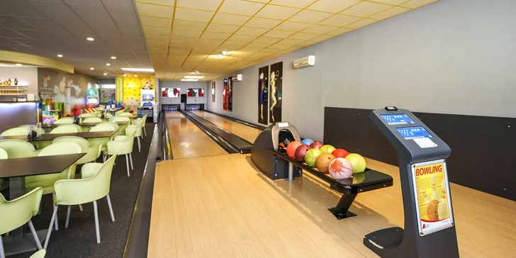 Dvě hodiny bowlingu až pro 8 hráčů a kilo kuřecích řízků s okurkami i pečivem