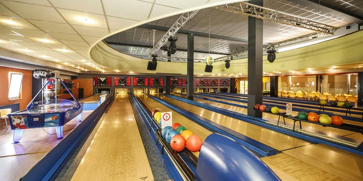 Dvě hodiny bowlingu až pro 8 hráčů a kilo kuřecích řízků s okurkami i pečivem