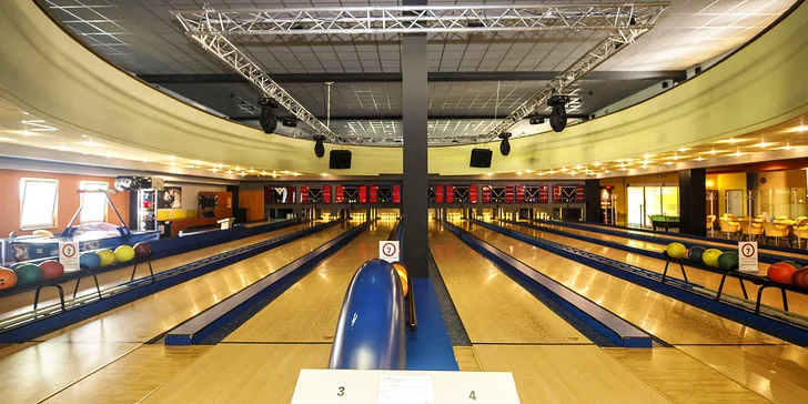 Skvělá zábava a občerstvení až pro 8 osob: bowling a mix naložených sýrů