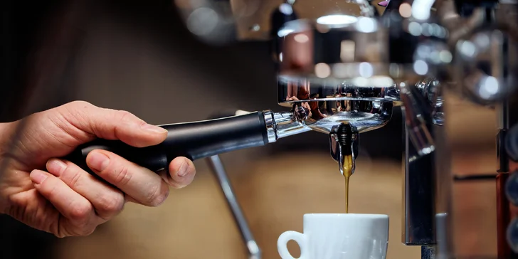 Víkendové kávové kurzy v Praze a Brně: nastavení mlýnku, espresso a cappuccino i latte art