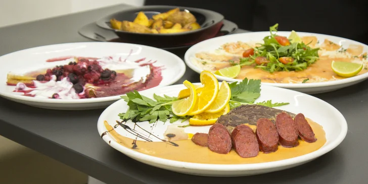 Tříchodové menu pro dva: steak ze svíčkové dle výběru, carpaccio a palačinky