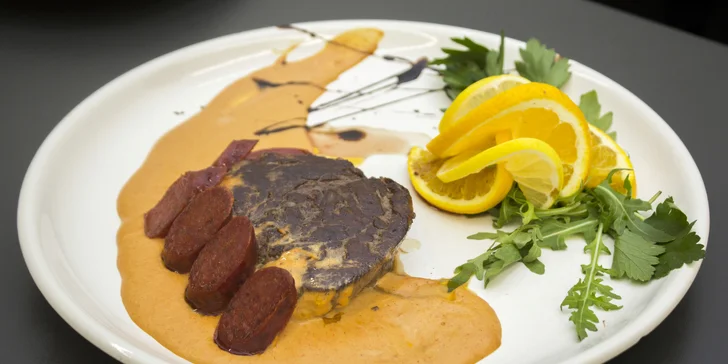 Tříchodové menu pro dva: steak ze svíčkové dle výběru, carpaccio a palačinky