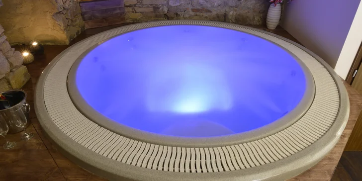 Relaxujte: 90 min. privátní vířivky i finské sauny se sektem pro dva
