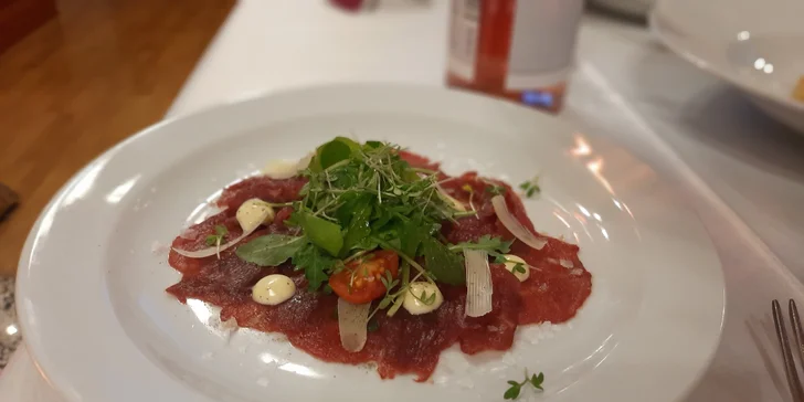 Tříchodová večeře pro dva: carpaccio, steak a kachna i jahodové knedlíčky