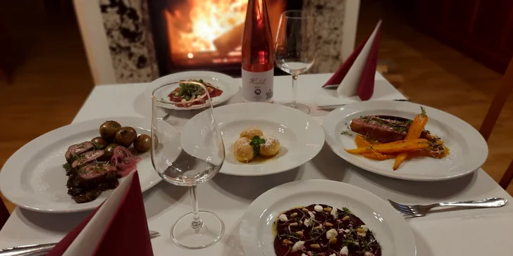 Tříchodová večeře pro dva: carpaccio, steak a kachna i jahodové knedlíčky