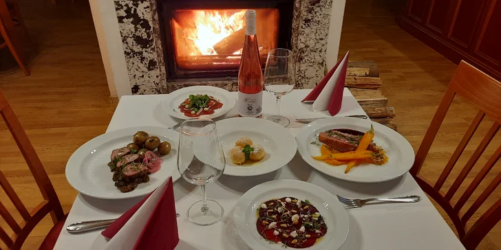 Tříchodová večeře pro dva: carpaccio, steak a kachna i jahodové knedlíčky