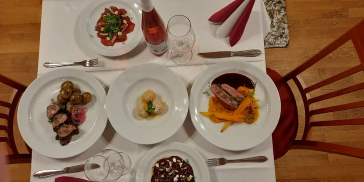 Tříchodová večeře pro dva: carpaccio, steak a kachna i jahodové knedlíčky