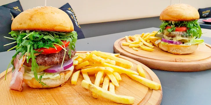 Burger pro 2 osoby dle výběru: hovězí a kuřecí maso i steak z lososa