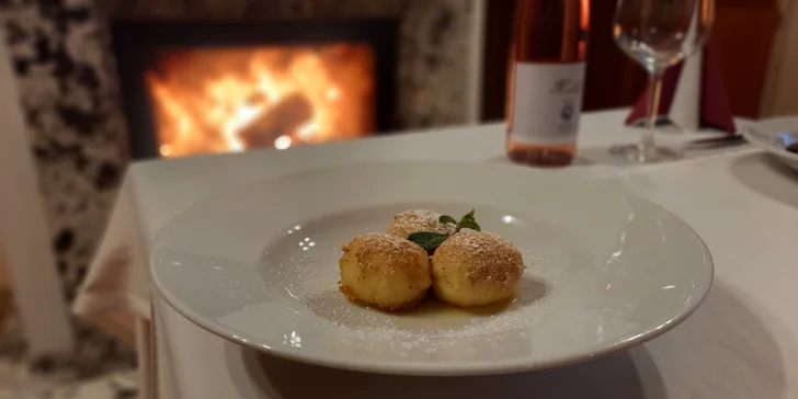 Tříchodová večeře pro dva: carpaccio, steak a kachna i jahodové knedlíčky
