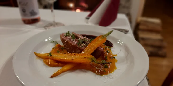 Tříchodová večeře pro dva: carpaccio, steak a kachna i jahodové knedlíčky