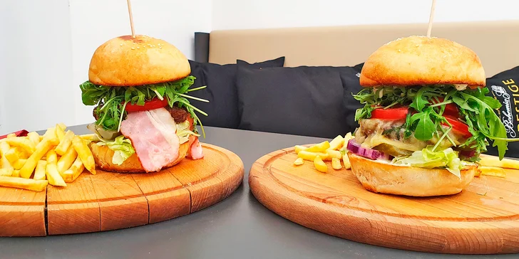 Burger pro 2 osoby dle výběru: hovězí a kuřecí maso i steak z lososa