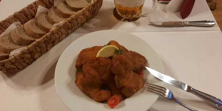 Půl kila nebo kilo vepřových a kuřecích řízečků s pečivem a zeleninou