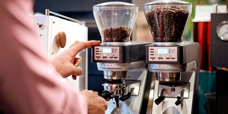 Víkendové kávové kurzy v Praze a Brně: nastavení mlýnku, espresso a cappuccino i latte art