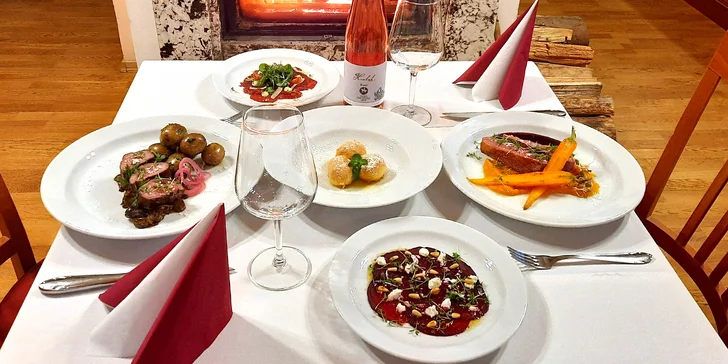 Tříchodová večeře pro dva: carpaccio, steak a kachna i jahodové knedlíčky