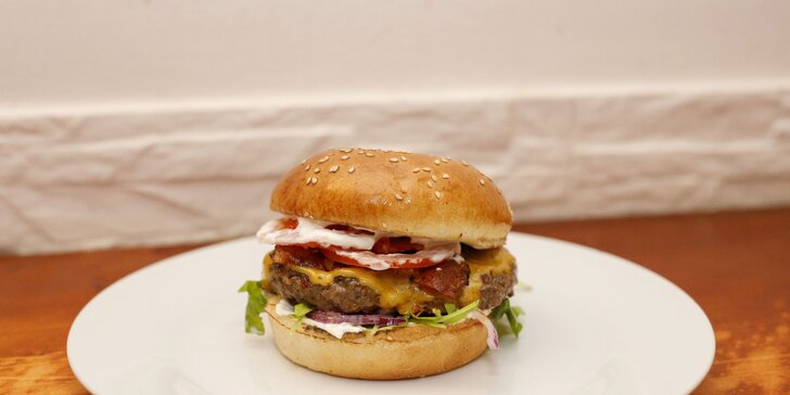 Burger hovězák z vyzrálého masa se slaninou a čedarem, hranolky i dip dle výběru