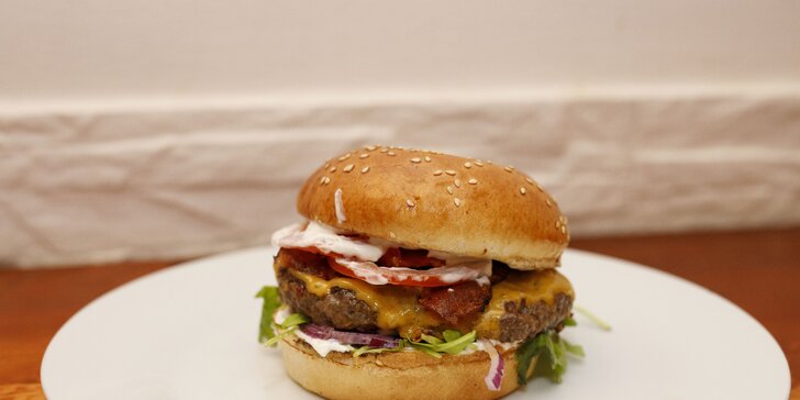 Burger hovězák z vyzrálého masa se slaninou a čedarem, hranolky i dip dle výběru