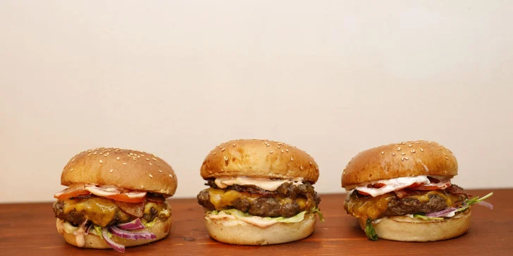 Burger hovězák z vyzrálého masa se slaninou a čedarem, hranolky i dip dle výběru