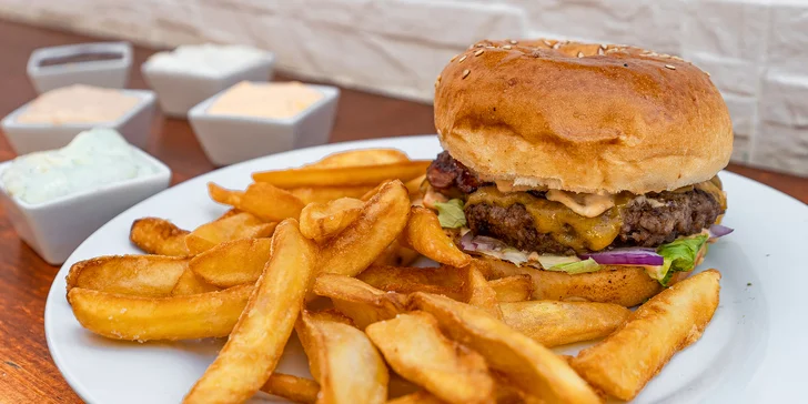 Burger hovězák z vyzrálého masa se slaninou a čedarem, hranolky i dip dle výběru