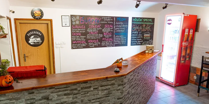 Burger hovězák z vyzrálého masa se slaninou a čedarem, hranolky i dip dle výběru