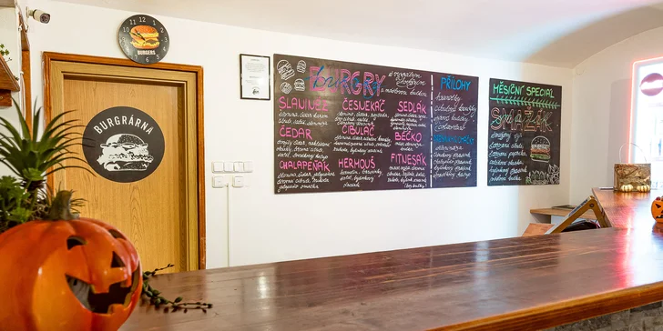 Burger hovězák z vyzrálého masa se slaninou a čedarem, hranolky i dip dle výběru