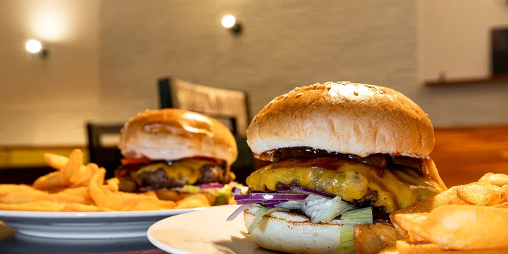 Burger hovězák z vyzrálého masa se slaninou a čedarem, hranolky i dip dle výběru