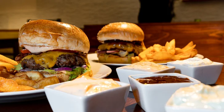 Burger hovězák z vyzrálého masa se slaninou a čedarem, hranolky i dip dle výběru