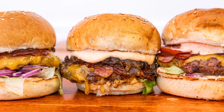 Burger hovězák z vyzrálého masa se slaninou a čedarem, hranolky i dip dle výběru