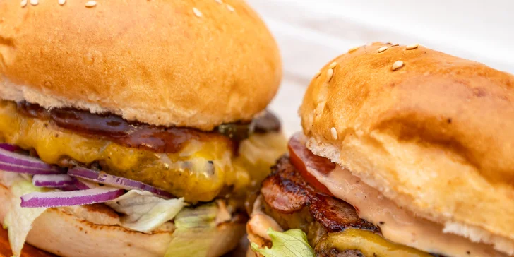 Burger hovězák z vyzrálého masa se slaninou a čedarem, hranolky i dip dle výběru
