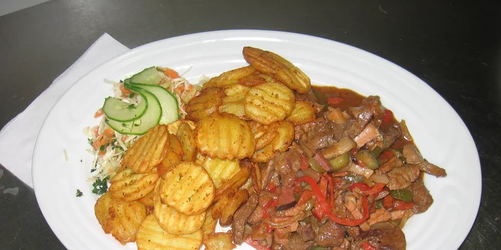 Otevřený voucher na jídlo a pití včetně poledních menu v přeloučské restauraci Bakchus