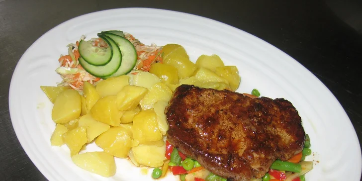 Otevřený voucher na jídlo a pití včetně poledních menu v přeloučské restauraci Bakchus
