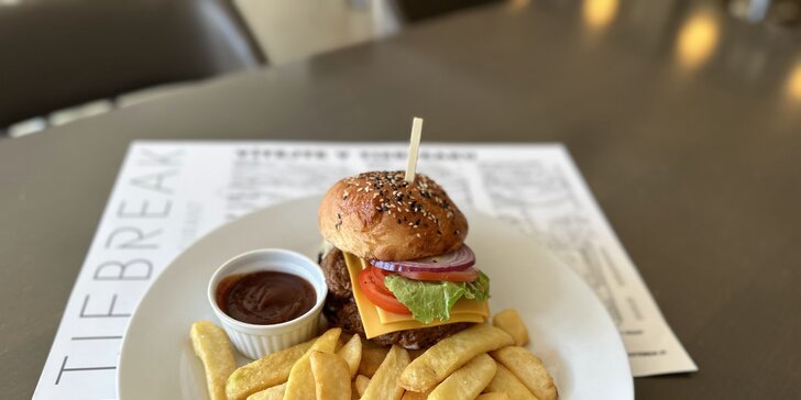 Club sandwich či burger s trhaným hovězím a příloha dle výběru pro 1 i 2 osoby