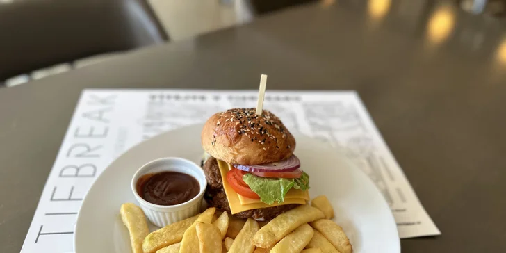 Club sandwich či burger s trhaným hovězím a příloha dle výběru pro 1 i 2 osoby