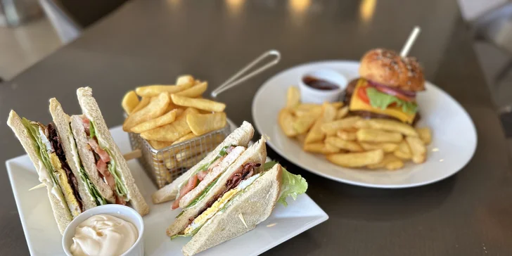 Club sandwich či burger s trhaným hovězím a příloha dle výběru pro 1 i 2 osoby