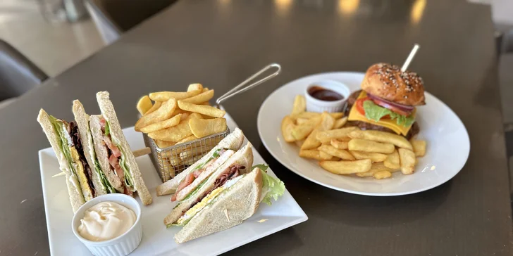 Club sandwich či burger s trhaným hovězím a příloha dle výběru pro 1 i 2 osoby
